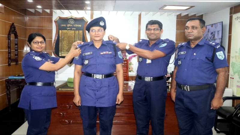 পুলিশ সদস্যকে র্যাংক ব্যাজ পরালেন পুলিশ সুপার নিশাত এঞ্জেলা