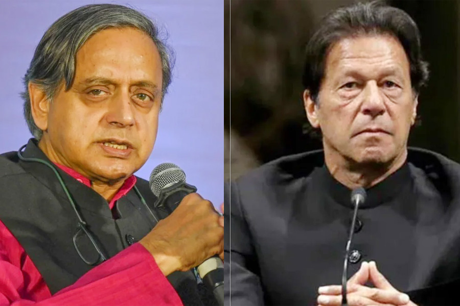 কারাবন্দি ইমরান খানের শারীরিক অবস্থা নিয়ে উদ্বিগ্ন শশী থারুর