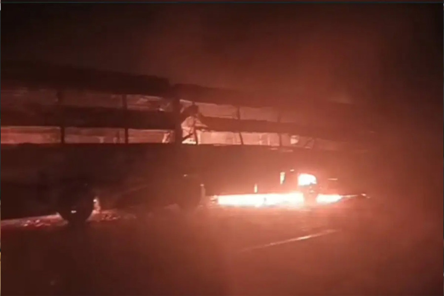 দিল্লি-আগ্রা এক্সপ্রেসওয়েতে ভয়াবহ দুর্ঘটনায় নিহত ৪, আহত ২৫