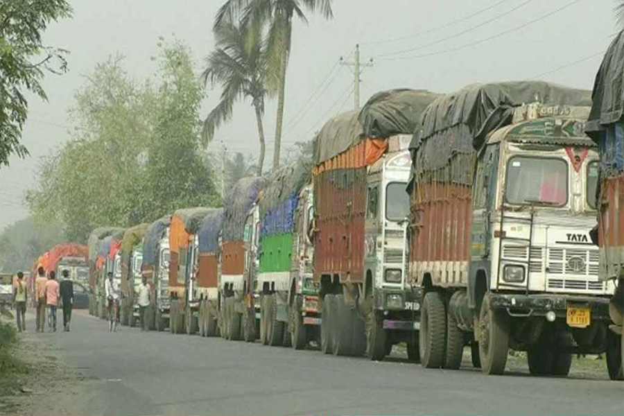 ভারতনির্ভরতা কমানোর ডাক দিয়ে সেই ভারতেই আমদানি বেড়েছে সর্বোচ্চ