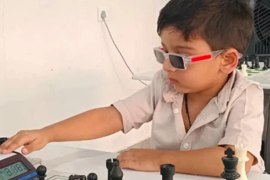 ৩ বছর বয়সে দাবার ইতিহাসে বিশ্বরেকর্ড সর্বজ্ঞ সিং