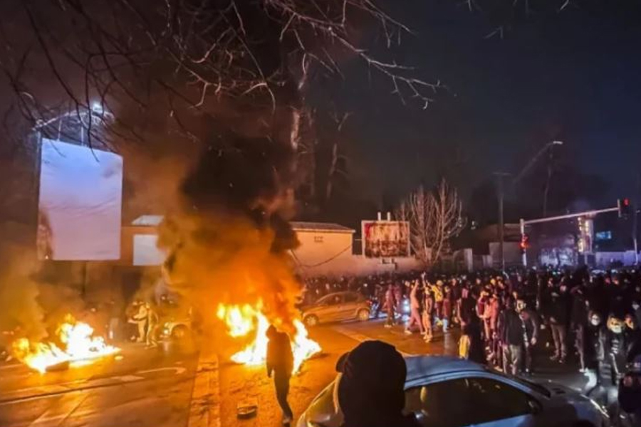 বিক্ষোভে উত্তাল ইরান, নিহত প্রায় ২০০০ মানুষ