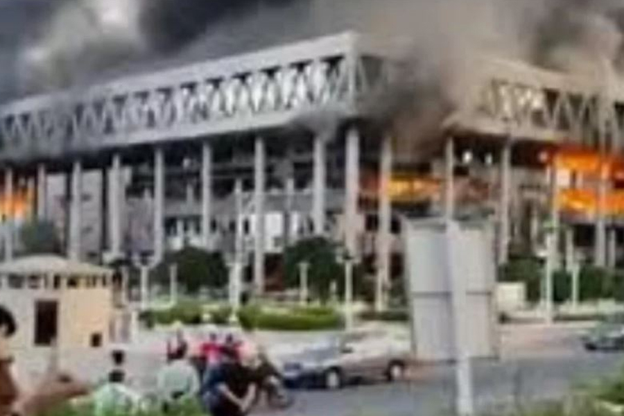 ইরানে তীব্র বিক্ষোভ, রাষ্ট্রীয় টেলিভিশন ভবনে আগুন