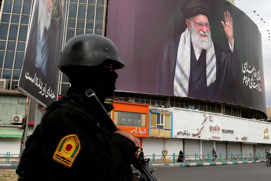 যুক্তরাষ্ট্র ও ইসরায়েলের হয়ে কাজ করার অভিযোগে ইরানে গ্রেপ্তার ৯৭