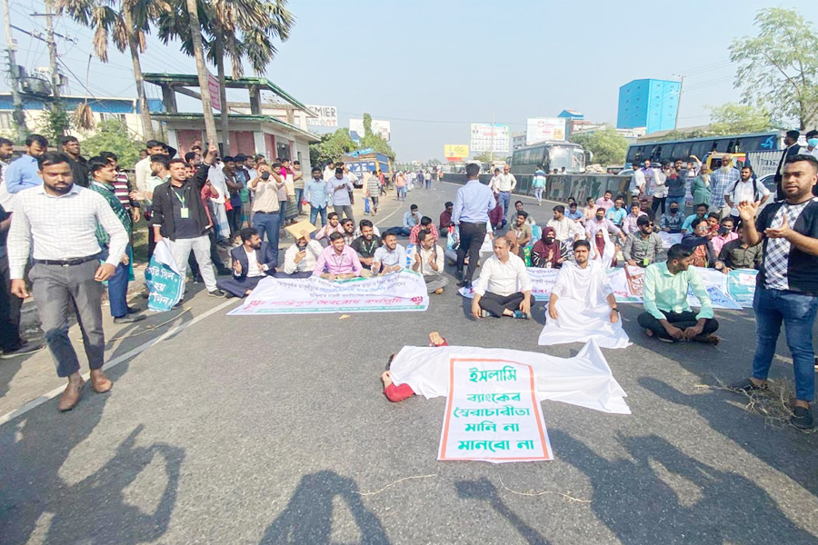 ইসলামী ব্যাংকের চাকরিচ্যুত কর্মকর্তাদের ঢাকা-চট্টগ্রাম মহাসড়ক অবরোধ
