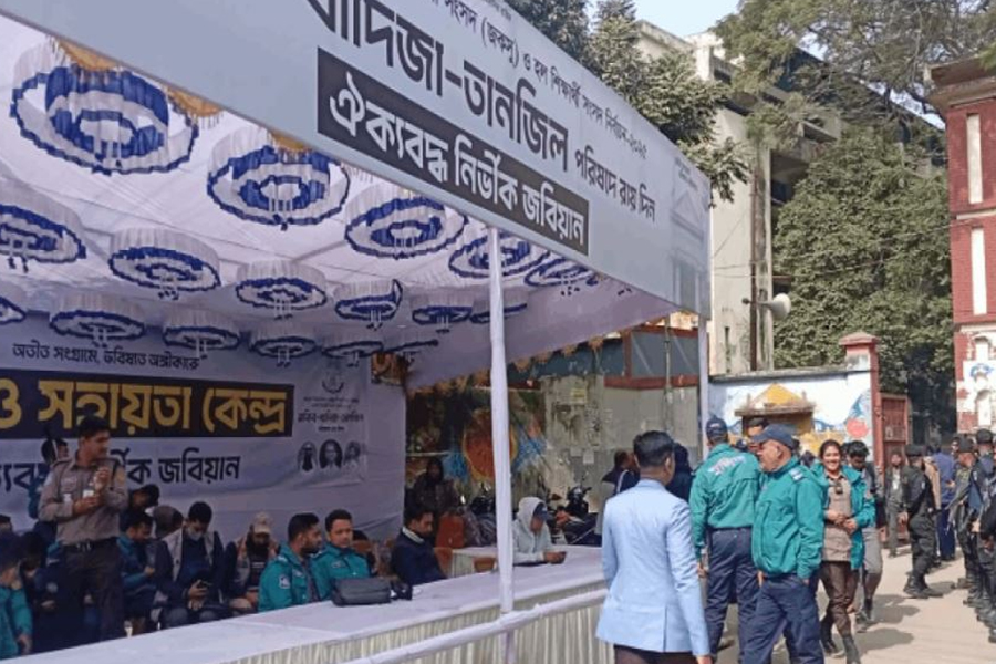 ভোট দেওয়া শিক্ষার্থীদের বের করে দেওয়া হচ্ছে