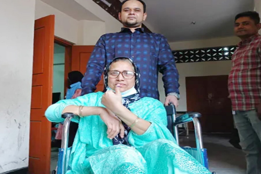 হুইলচেয়ারে করে ভোট দিতে আসলেন জাহানারা বেগম