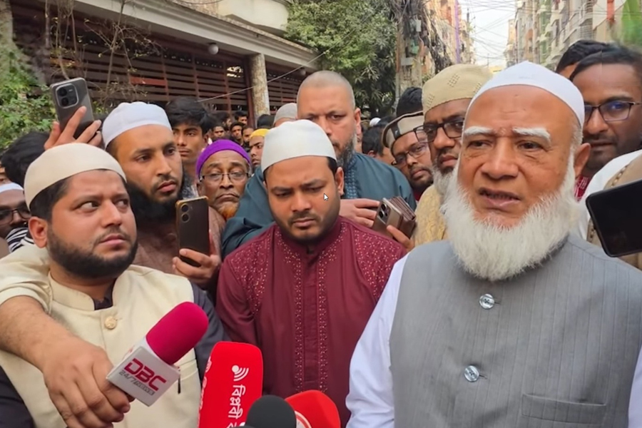 উত্তরায় অগ্নিকাণ্ডে ক্ষতিগ্রস্ত ভবন পরিদর্শনে জামায়াত আমীর