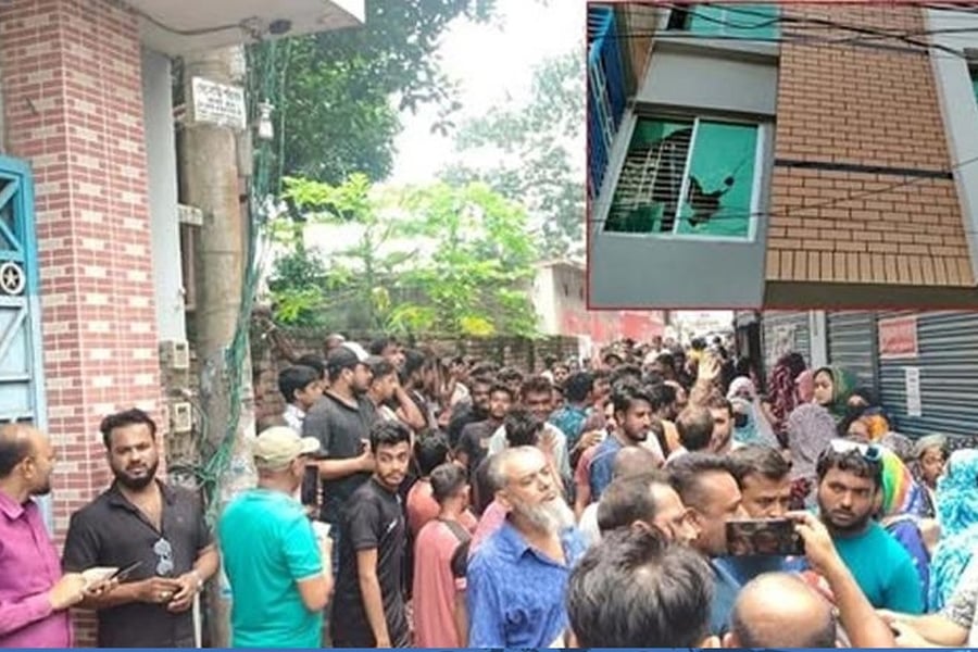 যশোরে জামায়াতের সংসদ সদস্য গোলাম রসুলের বাড়ি ঘেরাও করে বিক্ষোভ করছেন স্থানীয়রা। ছবি: সংগৃহীত