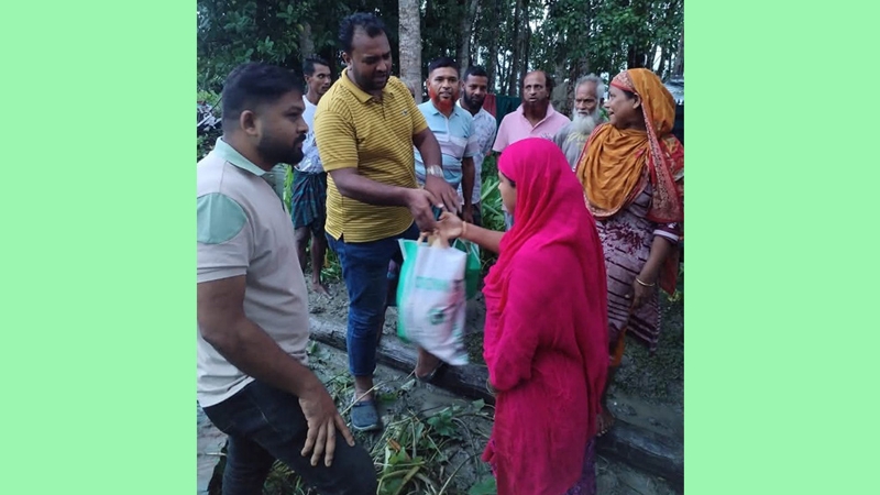 পানিবন্দি মানুষের পাশে রান্না করা খাবার নিয়ে ছাত্রদলের আহ্বায়ক রনি