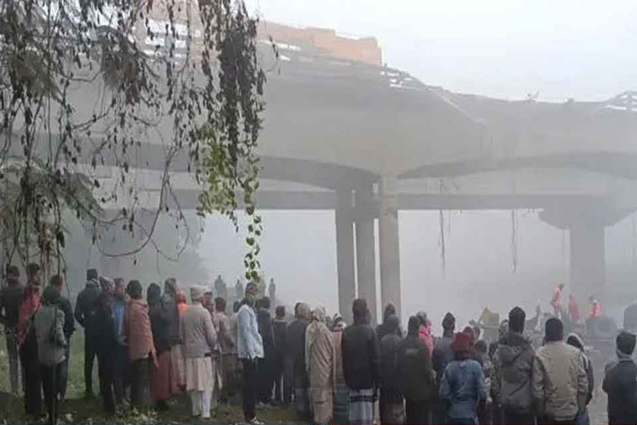 শৈলকুপায় ব্রিজের রেলিং ভেঙে ট্রাক নদীতে, নিহত ২