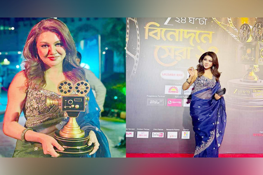 কলকাতায় জয়ার হাতে সেরা অভিনেত্রীর সম্মাননা