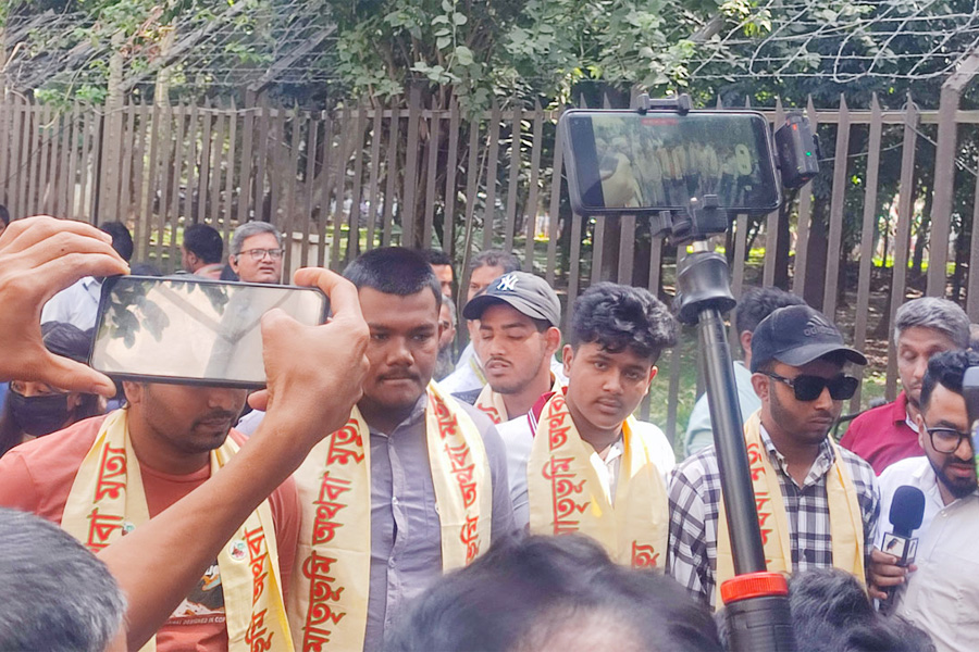 শেখ হাসিনার মামলার রায় শুনতে ট্রাইব্যুনালে আহত জুলাইযোদ্ধারা