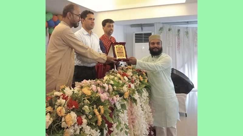 সাংবাদিক নোমানীকে বার্তা প্রবাহ সম্মাননা