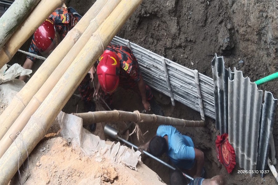 ৩০ ফিট গভীরে পড়েছিল শ্রমিক, ৯৯৯ ফোনকলে উদ্ধার