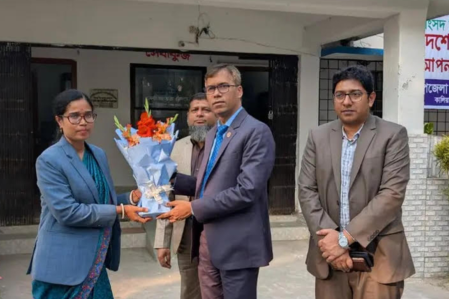 নড়াইল উপজেলা ভূমি অফিস পরিদর্শন করলেন জেলা প্রশাসক