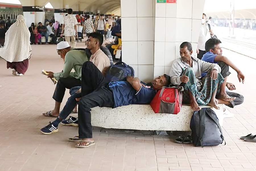 কমলাপুরে ২ ট্রেনের শিডিউল বিপর্যয়ে ভোগান্তি