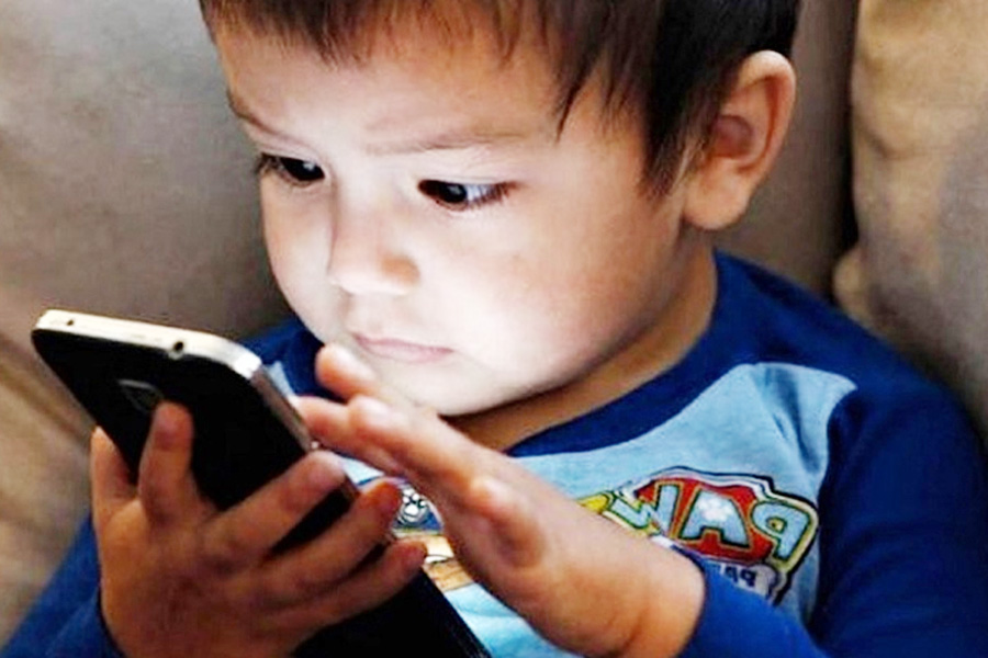শিশুদের মোবাইল আসক্তি ঠেকাতে কর্ণাটকের কড়া সিদ্ধান্ত