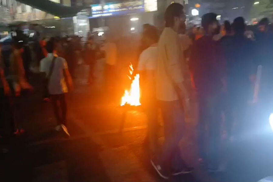 কারওয়ান বাজারে মুঠোফোন ব্যবসায়ীদের সড়ক অবরোধ