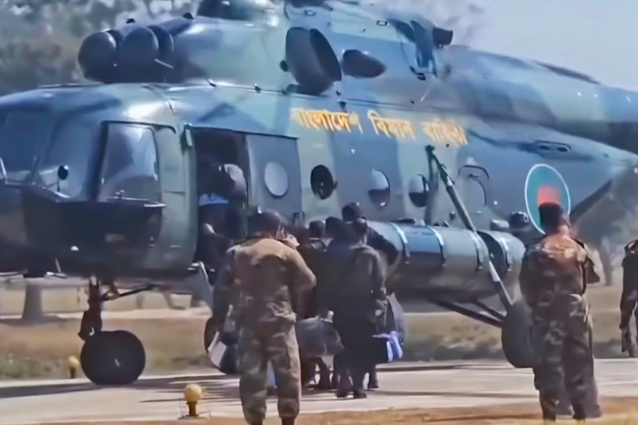 দুর্গম পাহাড়ে হেলিকপ্টারে পৌঁছাল ভোটের সরঞ্জাম