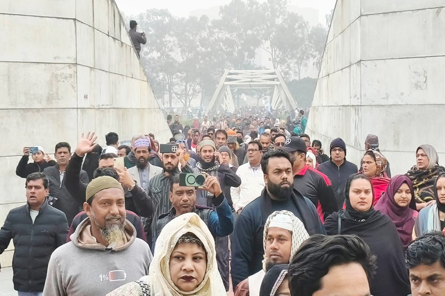 খালেদা জিয়ার কবর জিয়ারতে নেতাকর্মীদের ঢল
