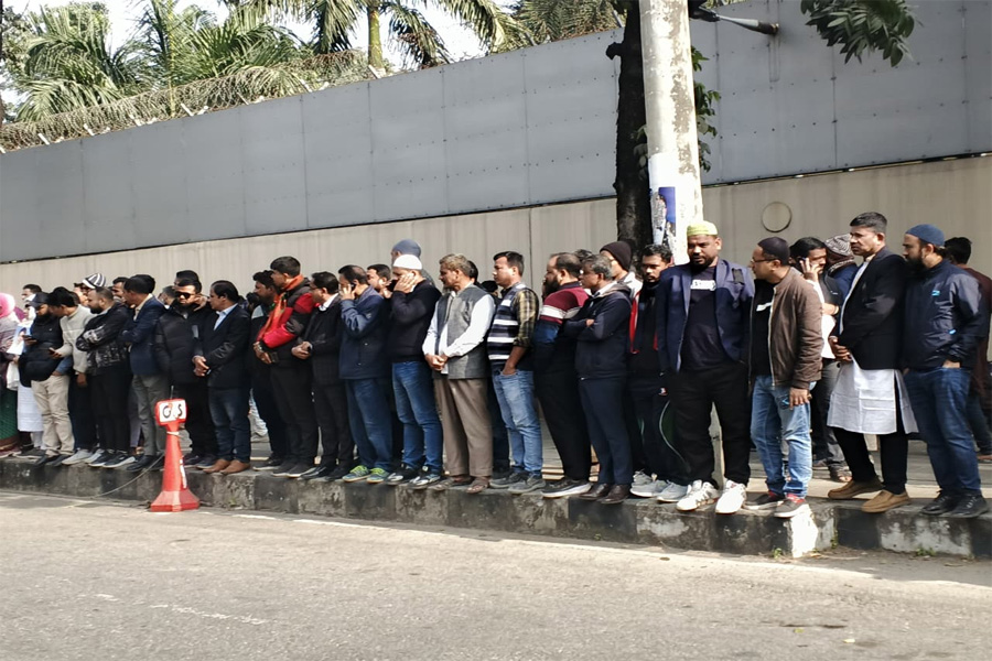 শেষবারের মতো সাবেক প্রধানমন্ত্রীর মরদেহ দেখতে জনতার ভিড়