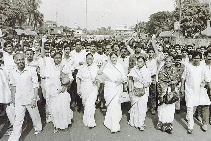 অন্তর্মুখী গৃহবধূ থেকে রাজপথের অগ্নিকন্যা