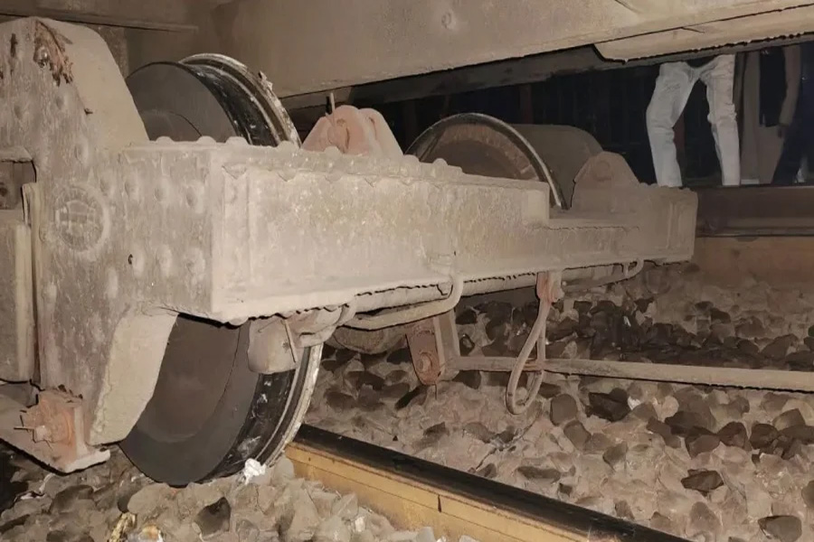 কিশোরগঞ্জে ঢাকা মেইল ট্রেনের বগি লাইনচ্যুত