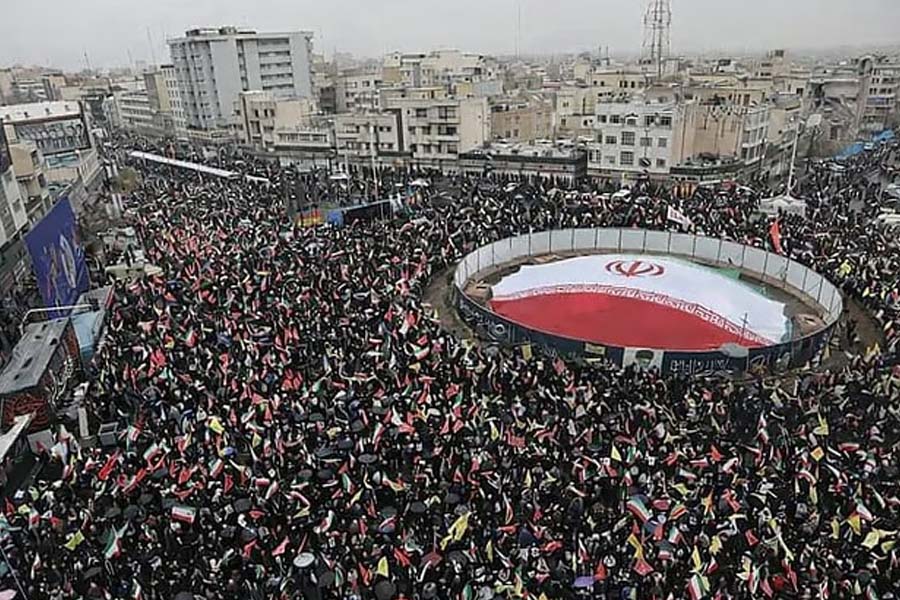 ইরানে কুদস দিবসের মিছিলে পতাকা হাতে লাখো মানুষ