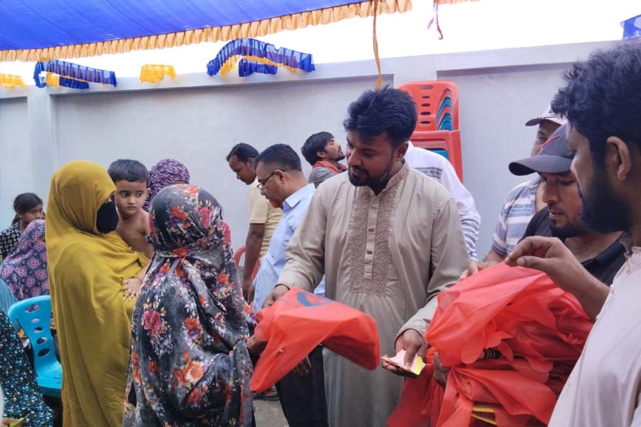 কুমারখালীতে বিএনপি নেতার ঈদ সামগ্রী বিতরণ