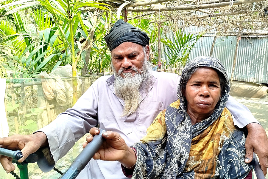 ৩২ বছর ধরে পঙ্গু স্বামীর সেবা করে যাচ্ছেন জয়নব বিবি