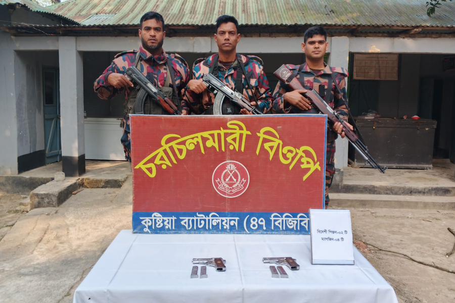 বিজিবি'র অভিযানে ২টি বিদেশী পিস্তল ও ৪টি ম্যাগাজিন উদ্ধার