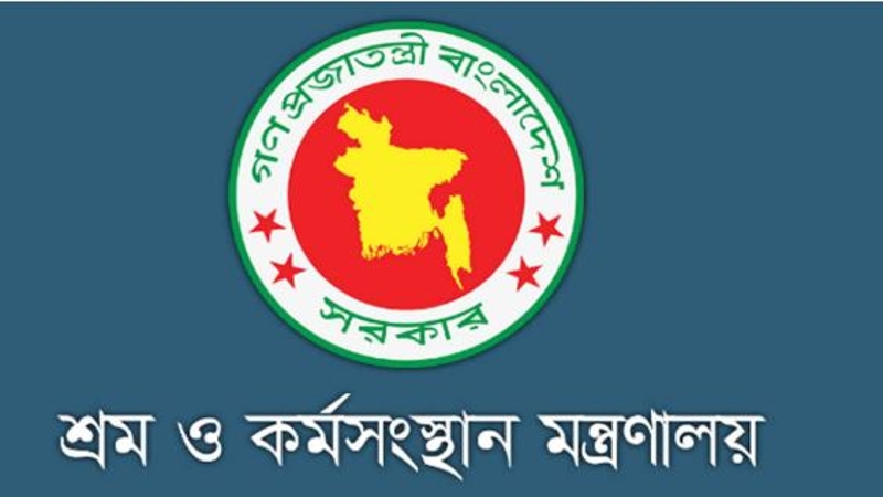 দুর্নীতিবাজ কর্মকর্তাদের পুরস্কার ও বিদেশ পলায়নের সুযোগ দিচ্ছেন সচিব