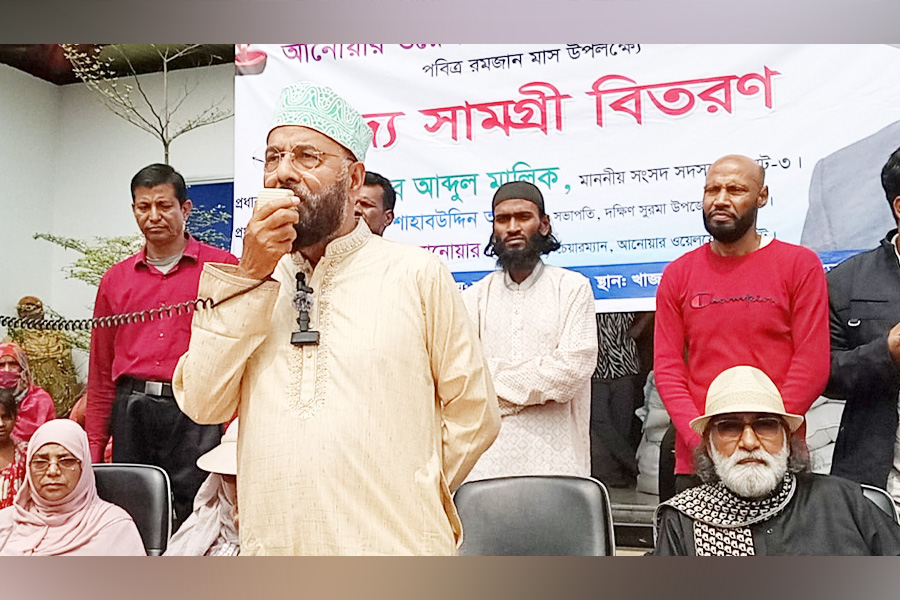 গরীব-অসহায় মানুষদের মাঝে খাদ্য সামগ্রী বিতরণ করেন