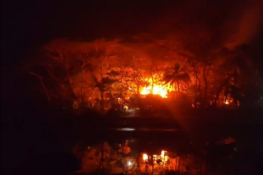 মাদারীপুরে ব্যবসায়ীকে কুপিয়ে হত্যা, প্রতিপক্ষের ঘরে আগুন