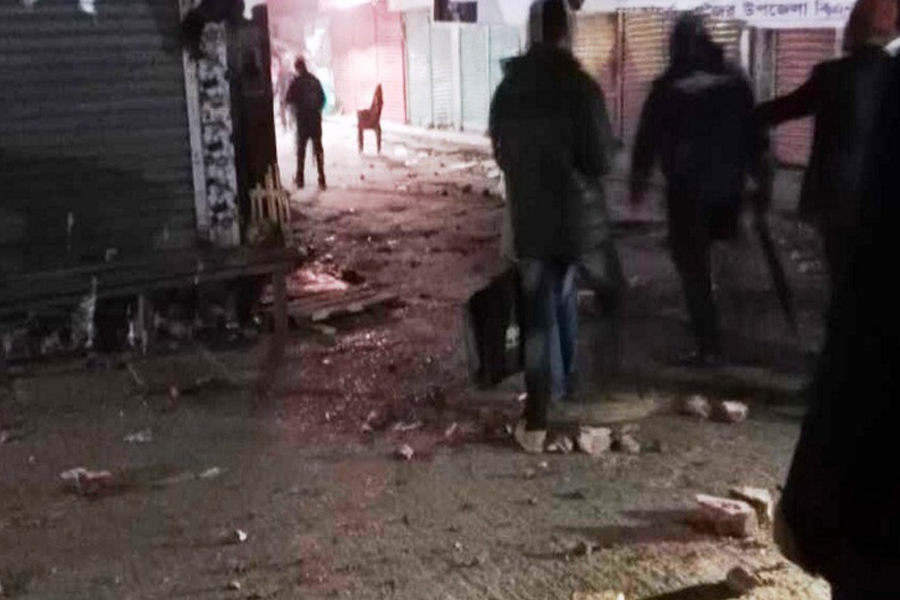 মাদারীপুরে বিয়েবাড়িতে উচ্চশব্দে গান বাজানো নিয়ে সংঘর্ষ