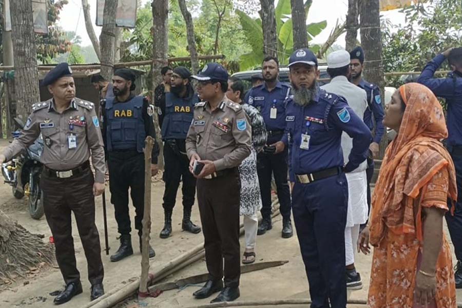 হত্যার জেরে ৩০ বসতঘরে আগুন, পরিদর্শনে ডিআইজি