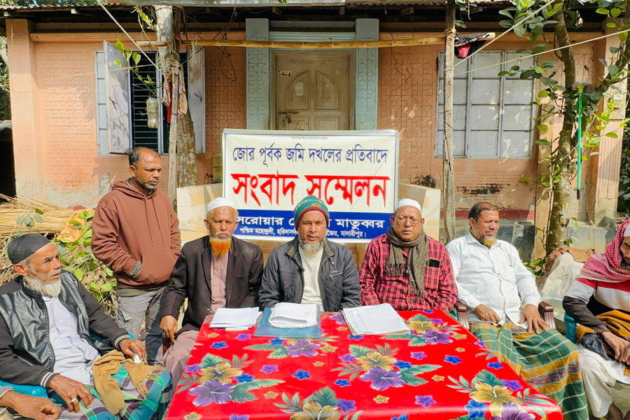 পৈতৃক জমি দখল করে মিথ্যা মামলা, ভুক্তভোগী পরিবারের সংবাদ সম্মেলন