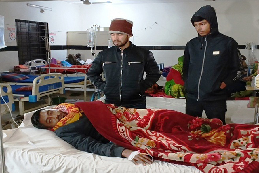 চাঁদা না পেয়ে ব্যবসায়ীকে তুলে নিয়ে পিটিয়ে জখম