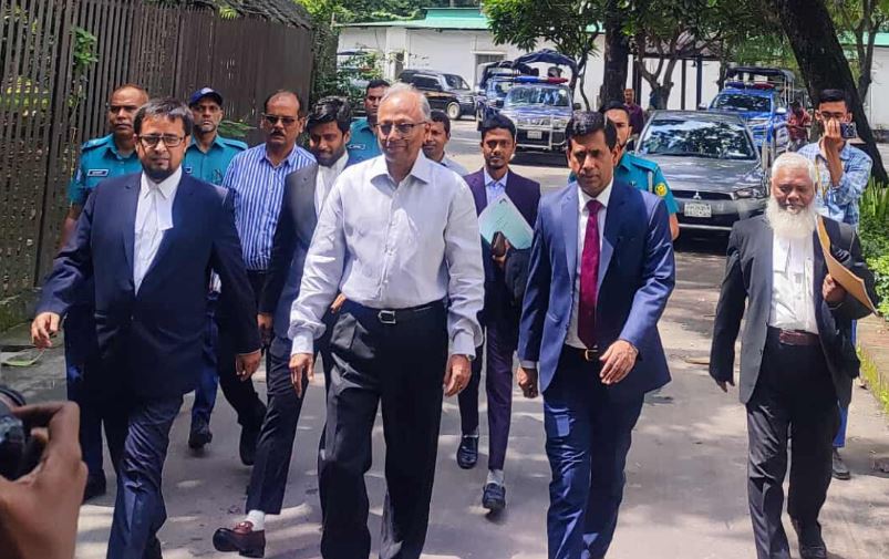 ‘আপনি দাঁড়াইয়া যাবেন আমি বসাইয়া দিমু, সবাই ভাববে আমাদের খাতির নেই’