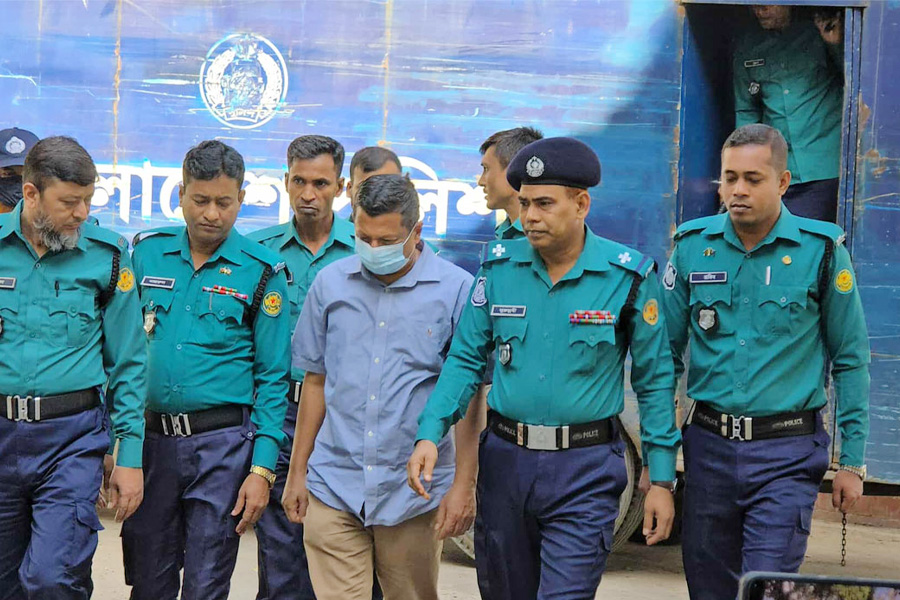 মাথা নিচু করে ট্রাইব্যুনালে সাবেক আইজিপি মামুন