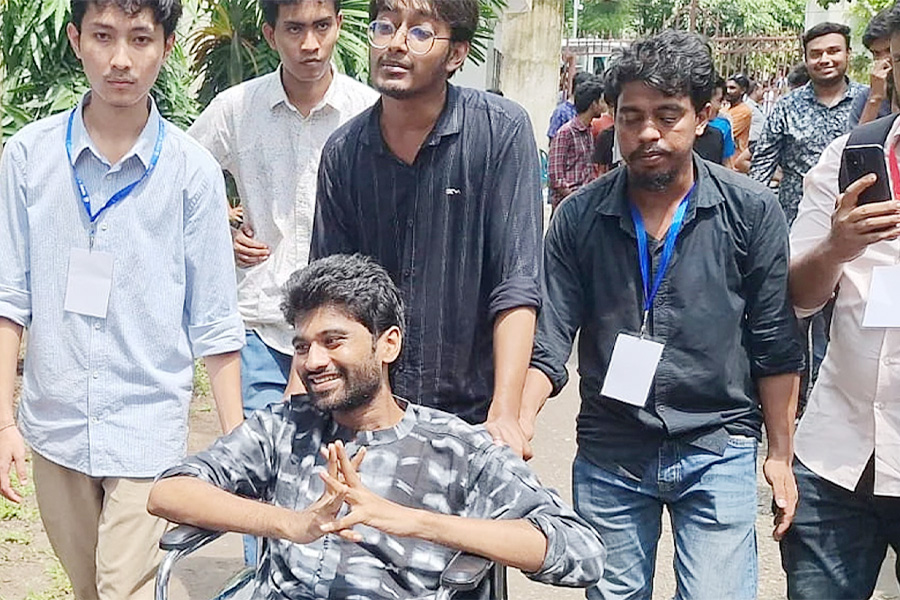 হুইলচেয়ারে কেন্দ্রে এসে ভোট দিলেন মেঘমল্লার বসু