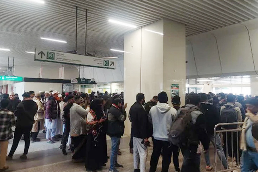 খালেদা জিয়ার জানাজায় অংশ নিতে মেট্রো স্টেশনে উপচেপড়া ভিড়