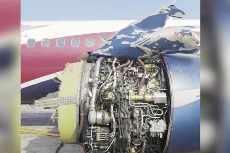 নাইজেরিয়ায় যাত্রীবাহী বিমানের ইঞ্জিনে মাঝ আকাশে বিস্ফোরণ