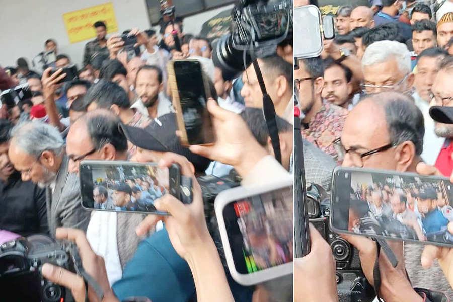 ঢামেকে হাদিকে দেখতে গিয়ে তোপের মুখে মির্জা আব্বাস