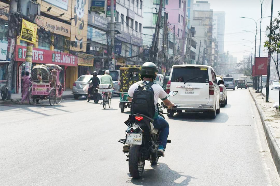সড়কে চলাচল স্বাভাবিক, পাশাপাশি শপিংমলগুলোও খুলেছে