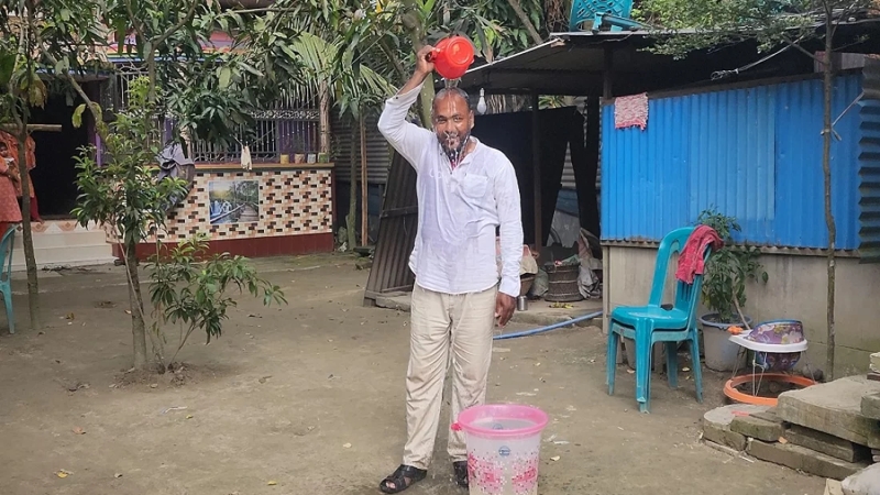 গোলাপ জলে গোসল করে রাজনীতি ছাড়লেন আ.লীগ নেতা