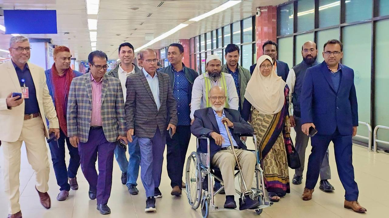 চিকিৎসা শেষে দেশে ফিরেছেন খন্দকার মোশাররফ