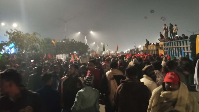 নেতাকে একনজর দেখতে নেতাকর্মীদের নির্ঘুম রাত