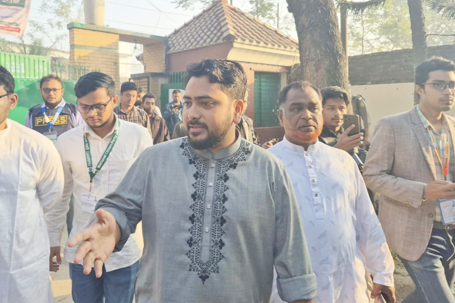 ভোট দিতে কেন্দ্রে নাহিদ ইসলাম
